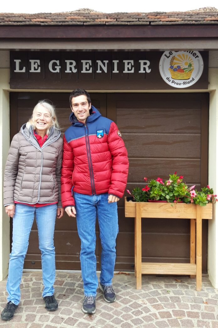 Fabien et Catherine Chambettaz à Etagnières devant leur magasin à la ferme.